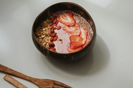 A bowl of strawberry overnight oats
