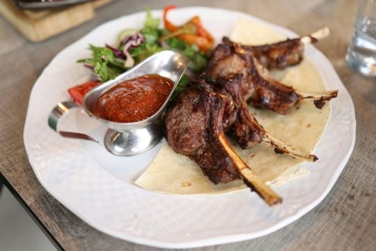 Lamb legs roasted with sauce